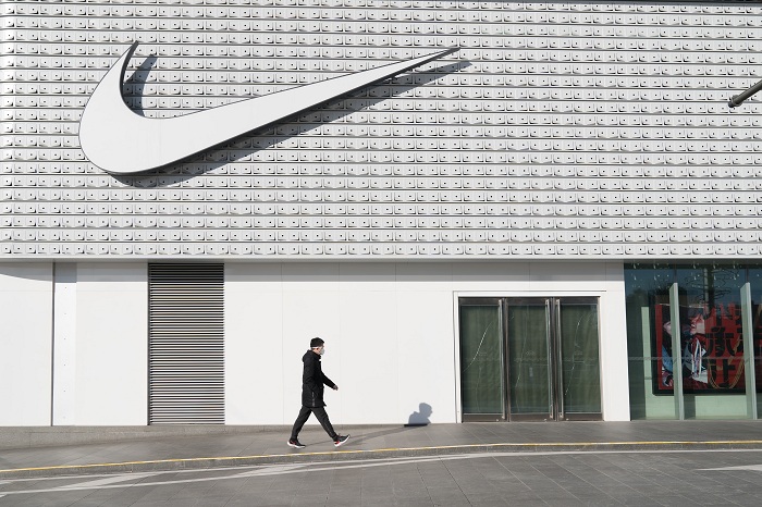 Nike a developpé une visière protectrice pour les soignants à partir de matériaux destinés à ses vêtements et chaussures