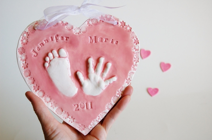 cadeau à faire pour mère avec empreinte pied bébé, exemple de souvenir DIY en, forme de cœur en pâte avec empreinte bébé