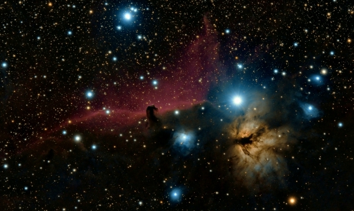 fond ecran espace pour pc, image de l'espace noire avec étoiles et phénomène lumineux sous forme de nébuleuse