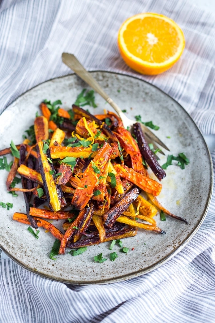 idée d'entrée africaine facile et végétalien, recette de frites de carottes aux herbes fraîches garnies de tranches de citron