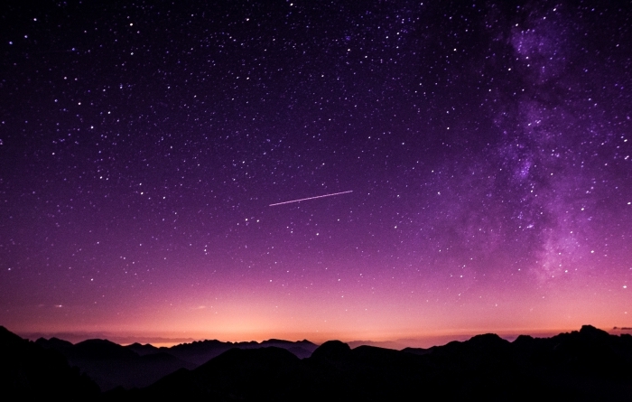 fond d écran stylé pour customiser son ordinateur, image de paysage nocturne avec silhouettes de montagne et ciel violet