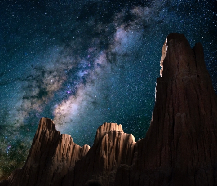 paysage fond d écran qui fait rêver, photo de rochers sous le ciel nocturne parsemé d'étoiles et de nuages