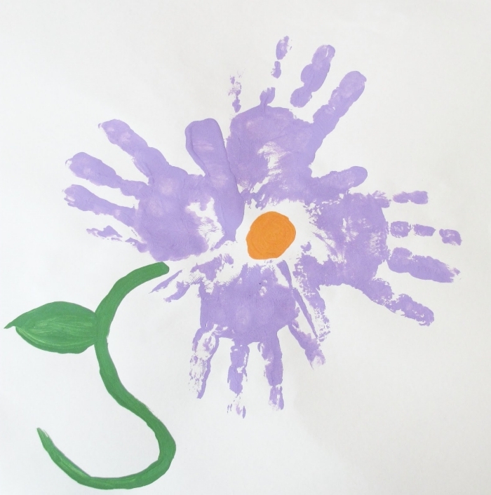 cadeau fête des mères à fabriquer avec peu de matériel, idée de peinture originale avec empreintes en forme de fleurs violettes