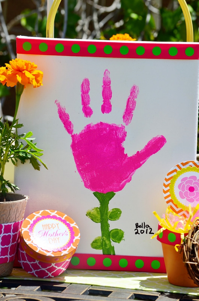 cadeau fête des mères maternelle, exemple de peinture avec cadre rouge et vert originale, art mural avec empreinte