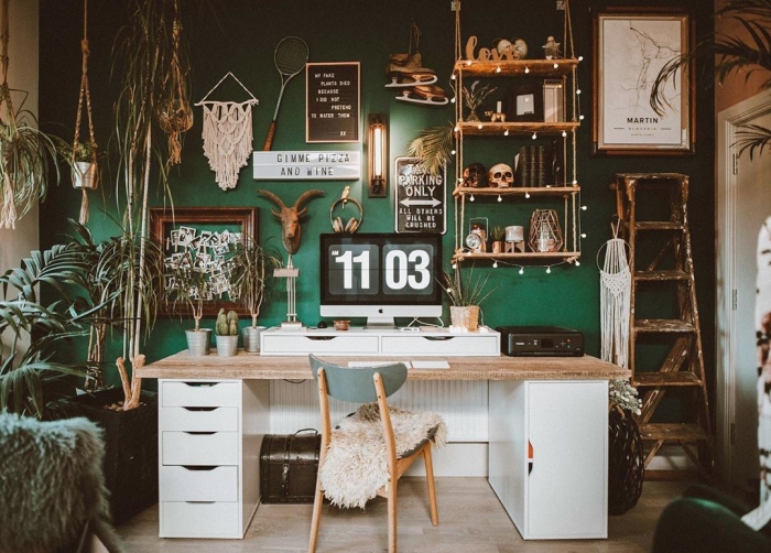 design bureau à domicile de style bohème chic avec plantes suspendues et palmier d'intérieur, objets de déco fait maison en corde macramé