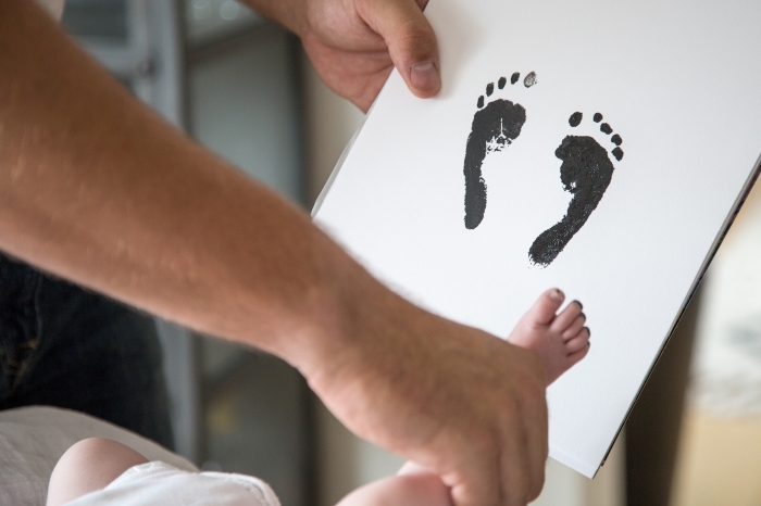 réaliser une peinture avec empreinte bébé, diy tableau décoratif pour la fête des mères à faire avec empreinte pied de bébé
