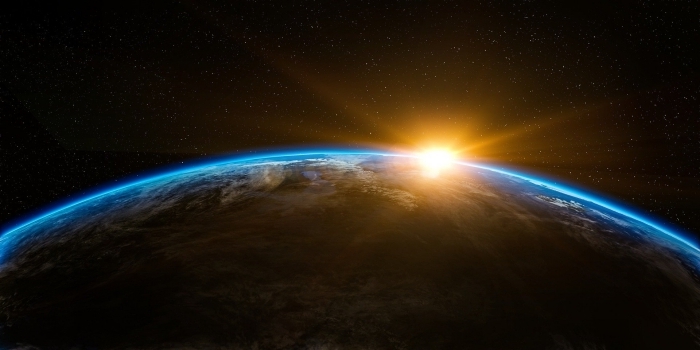 image fond d écran sombre avec soleil et terre, photographie de la terre vue depuis l'espace, idée wallpaper PC original
