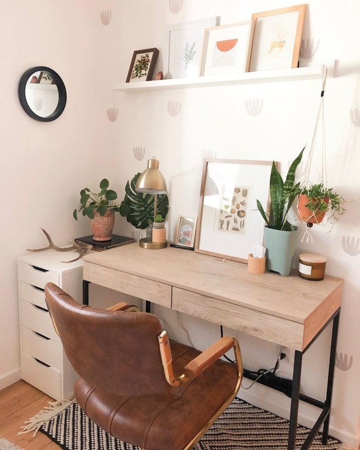 décoration bohème chic de bureau à domicile avec meubles en bois et plante verte dépolluante, idée bureau petit espace