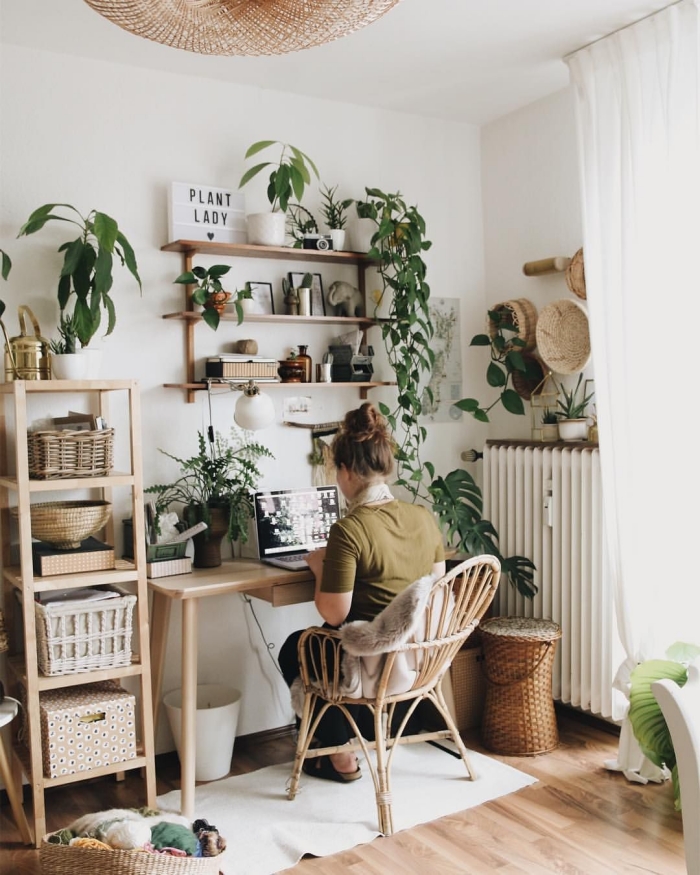 comment aménager un petit coin de travail de style bohème dans son salon, décoration avec plantes d'appartement et meubles bois
