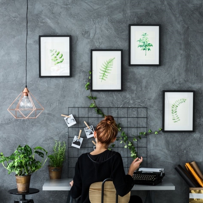 design coin de bureau à domicile de style industriel avec mur à aspect béton et accessoires en noir, idée de plante verte dépolluante