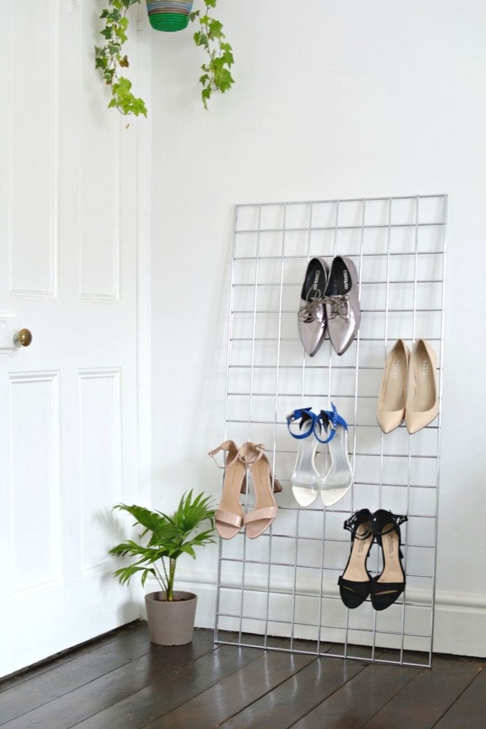 idée rangement chaussures a faire soi meme, exemple comment ranger ses chaussures sur une grille accrochée au mur