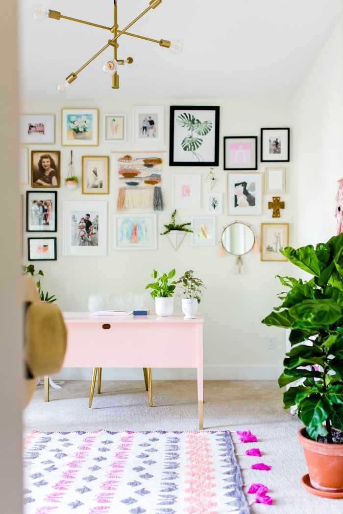 design intérieur style bohème chic dans un home office féminin décoré avec accents en roses et différentes plante d'intérieur