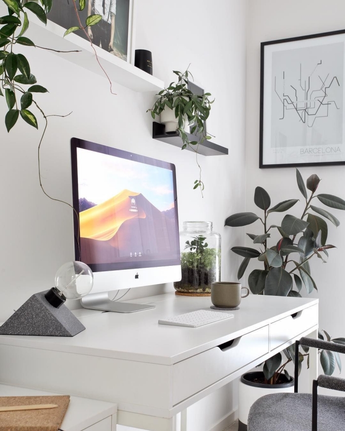 exemple comment bien décorer son home office moderne avec meubles en blanc et plantes d'appartement vertes