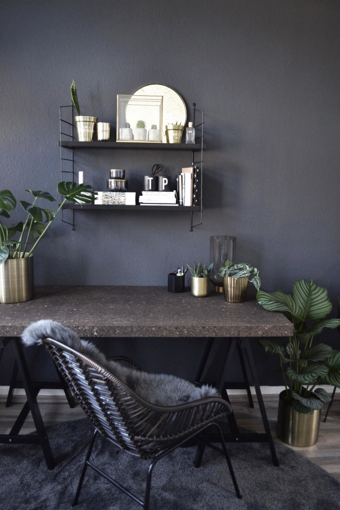quelle peinture pour un coin de travail à domicile moderne, décoration bureau avec vase métal et feuilles de monstera deliciosa