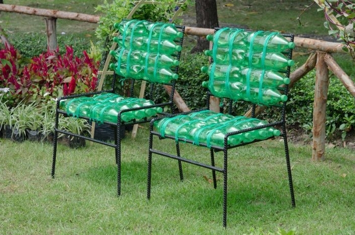 chaise en métal avec des bouteilles en plastique recyclées, idee deco jardin facile a faire soi meme