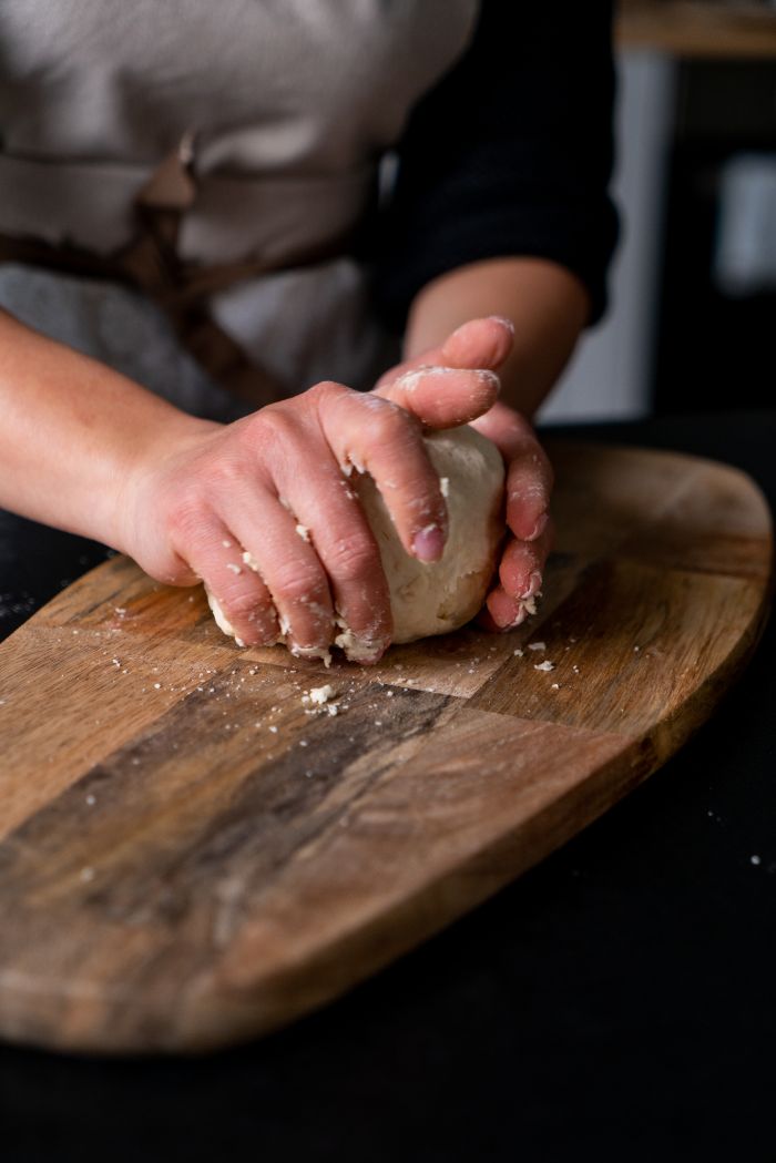 pétrir la pâte sur une surface plate de ses mains, pain maison sans machine, recette pain indien nature