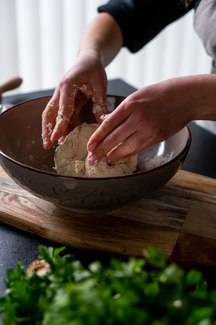 pétrir la pâte de ses mains, idée comment faire du pain maison, galette indienne plate recette