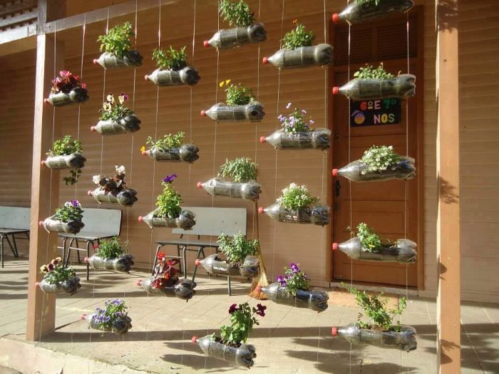 fabriquer un jardin vertical avec des bouteilles en plastique recyclage utile pour l exterieur