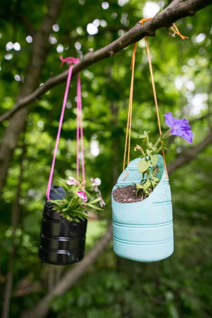 jardiniere pot de fleur suspendu dans fond de bouteille en plastique, idee que faire avec des bouteilles en plastique