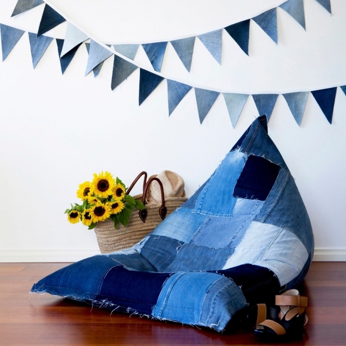 idées loisirs créatifs pour rafraîchir son intérieur, diy pouf en denim, idée recyclage vieux jeans pour faire un objet de déco