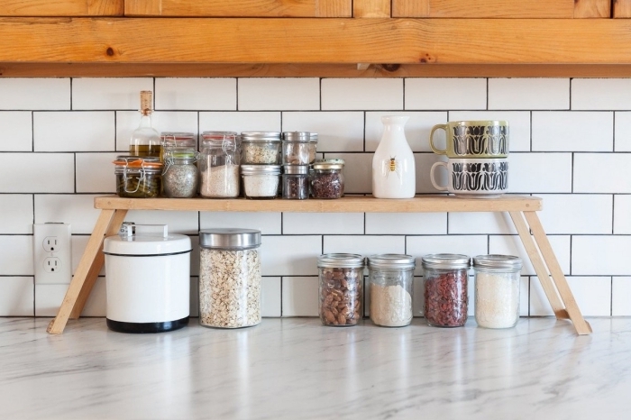 idée amenagement petite cuisine gain place, exemple comment organiser l'espace dans sa petite cuisine avec pots ingrédients