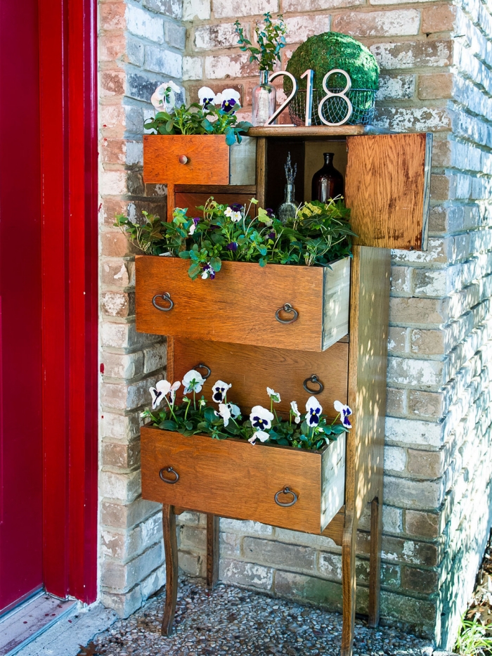 deco fait maison avec meubles recyclés, exemple comment ranger ses fleurs de printemps dans un vieux meuble bois