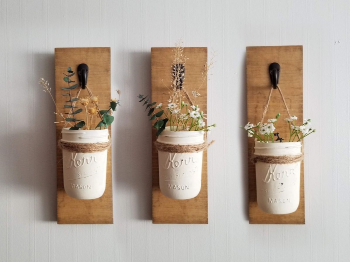 activité manuelle adulte facile et rapide, diy décoration murale avec planche de bois et jar peint en blanc comme pot fleur