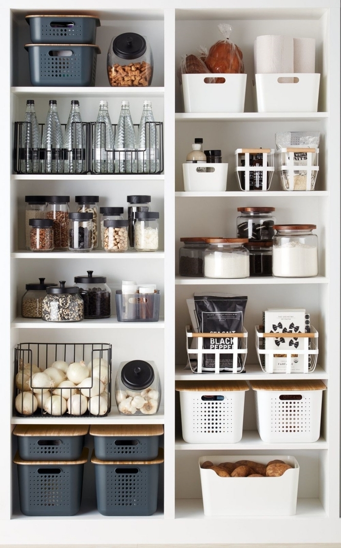 comment organiser l'espace dans une petite cuisine avec caisse rangement ikea, idée rangement vertical avec boîtes et paniers