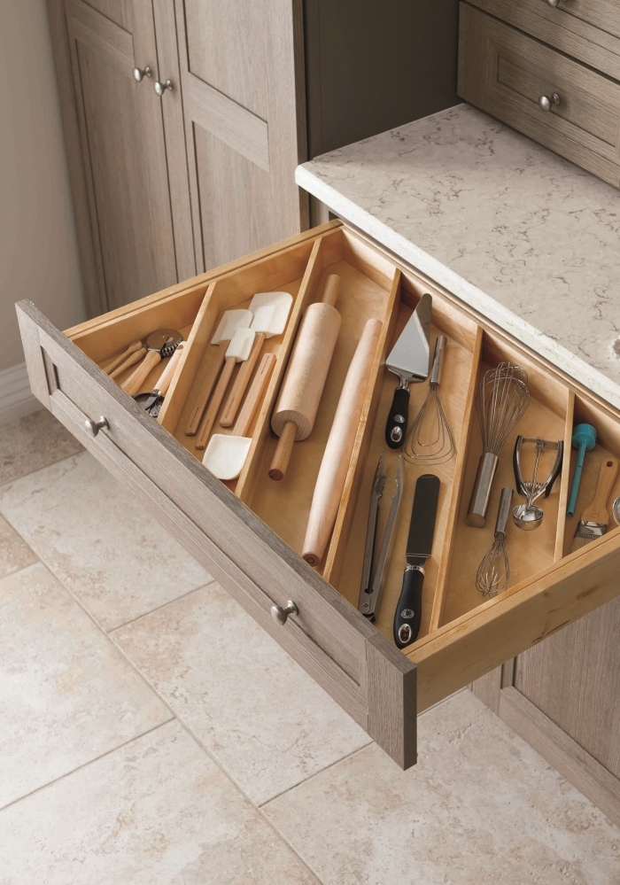 idée comment amenager petite cuisine, exemple de système modulaire DIY dans un tiroir avec diviseurs en bois pour ustensiles