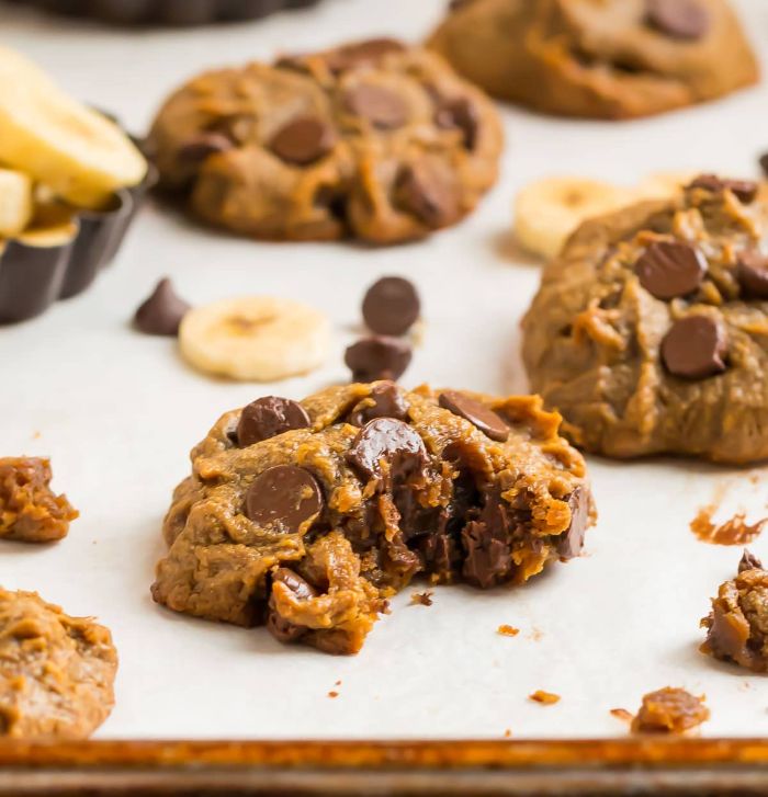 recette de cookies moelleux banane cacahuetes avec des pepites de chocolat, dessert rapide et léger et petit dejeuner sain