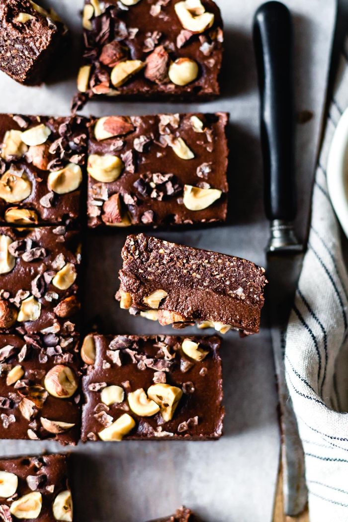 realiser une recette de brownies maison avec base de nousettes et topping de chocolat gateau regime idee saine