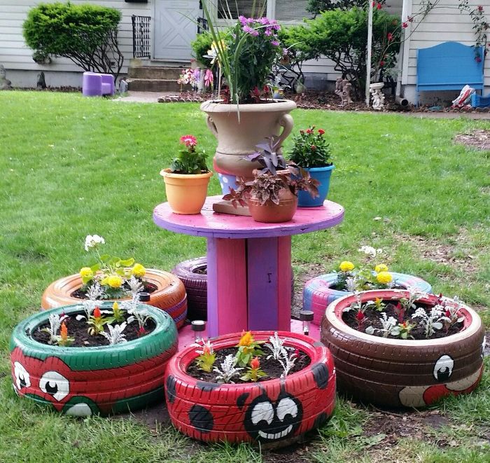 mini jardinieres en pneu recyclé à motif coccinelle et autres animaux et table en touret colorée