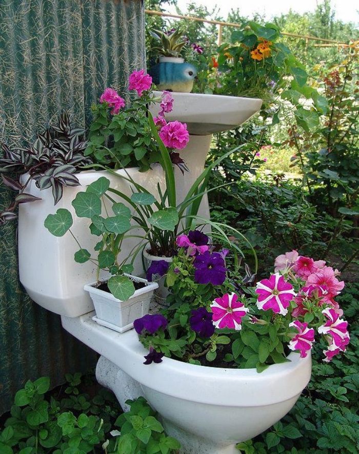idee d recyclage wc pour fabriquer une jardiniere originlale, recyclage objet détourné créatif