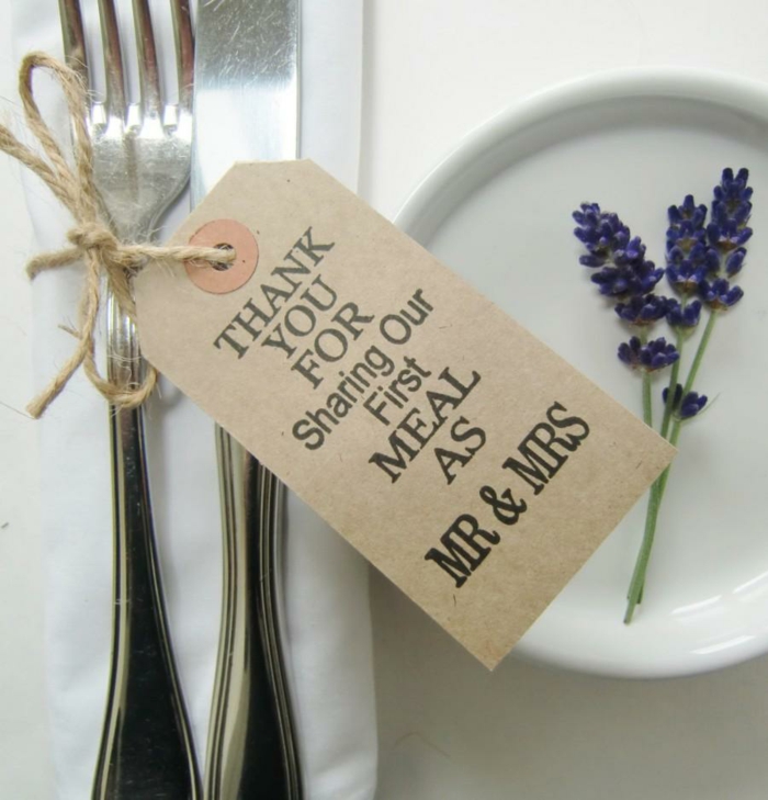Violet fleur dans l'assiette blanche deco table champetre, decoration table mariage champetre chic