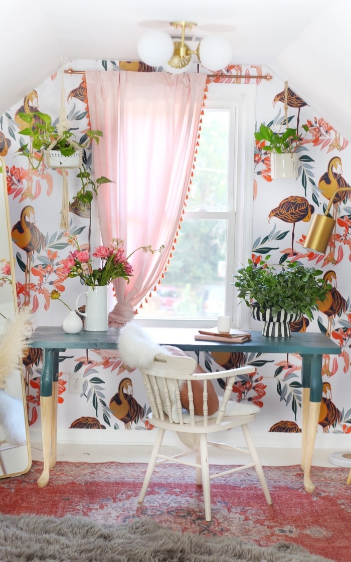 coin de travail féminin à domicile avec pan de mur en papier peint tendance et décoration avec plante verte intérieur