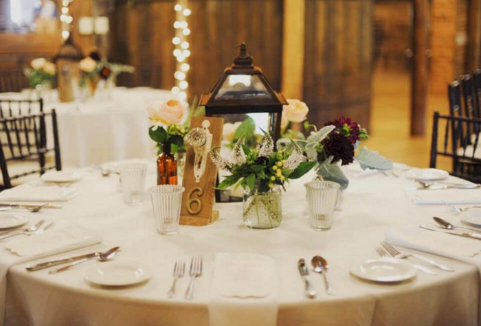 Table ronde décoré pour un mariage ou bapteme champetre, deco mariage champetre cool idée