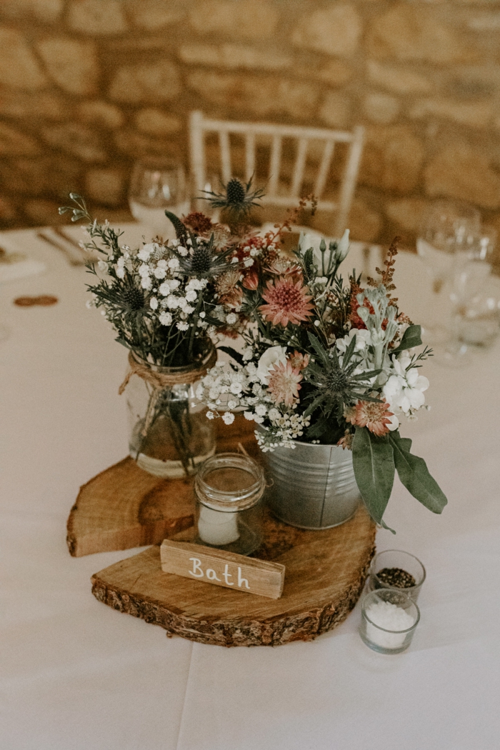 Fleurs de champs dans vase rustique deco mariage nature, decoration table mariage champetre bois et fleurs