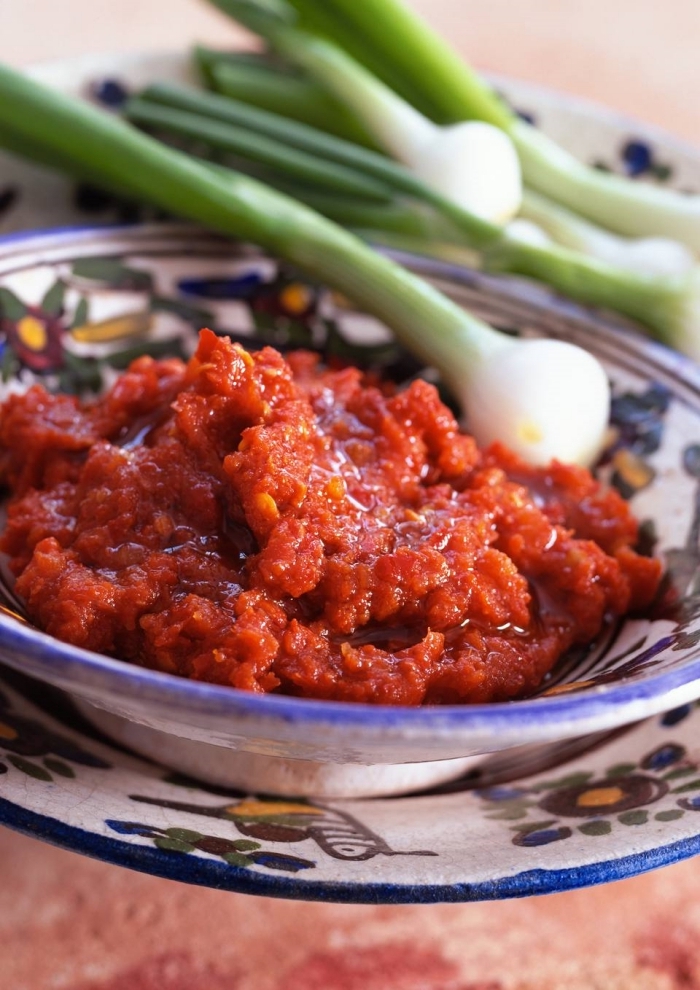 comment préparer une sauce traditionnelle pour une entrée africaine végétalienne, recette harissa aux poivrons rouges
