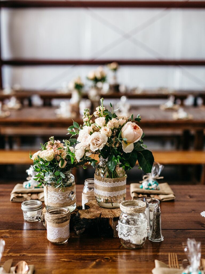 Vase shabby chic déco dentelle et fleurs centre de table mariage champetre, originale deco champetre mariage