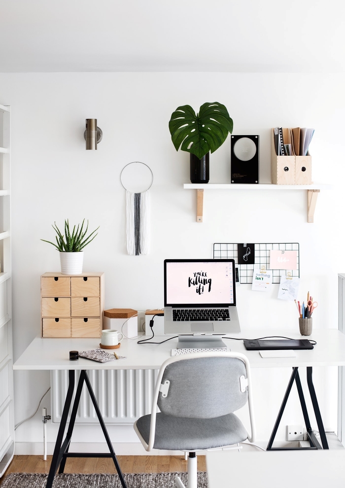exemple comment bien décorer son bureau à domicile avec meubles en blanc et feuilles de plantes monstera deliciosa