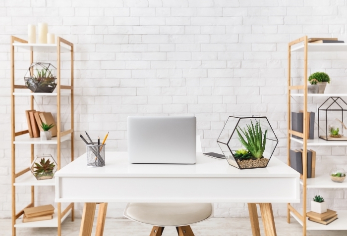 design moderne de coin bureau à domicile aménagé avec bureau blanc et meubles de rangement en bois, idée de plante pour bureau