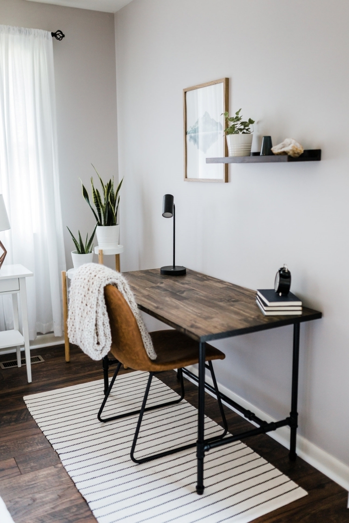 idée comment décorer un bureau à domicile minimaliste avec meuble en bois foncé et plante verte d'intérieur originaux