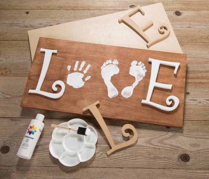 comment faire un tableau ou cadre empreinte bébé en bois pour mère, idée objet de décoration avec peinture blanche et lettres 