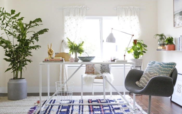 décoration de bureau à domicile cocooning avec meubles blancs et plante verte dépolluante, design bureau féminin à la maison