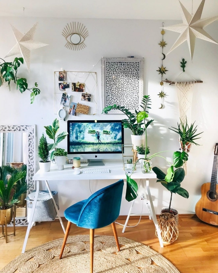 décoration espace de travail de style jungalow, idée bureau à domicile bohème chic avec feuilles de monstera deliciosa