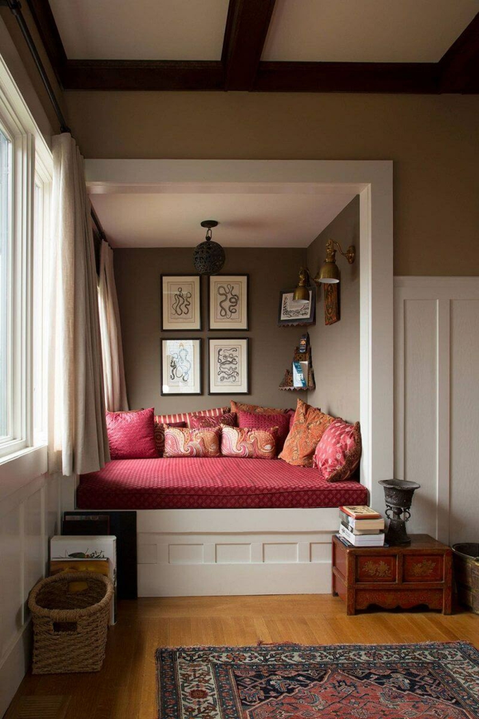 Lit rouge avec endroit pour poser les livres amenagement petit espace, créer une belle décoration pour son appartement