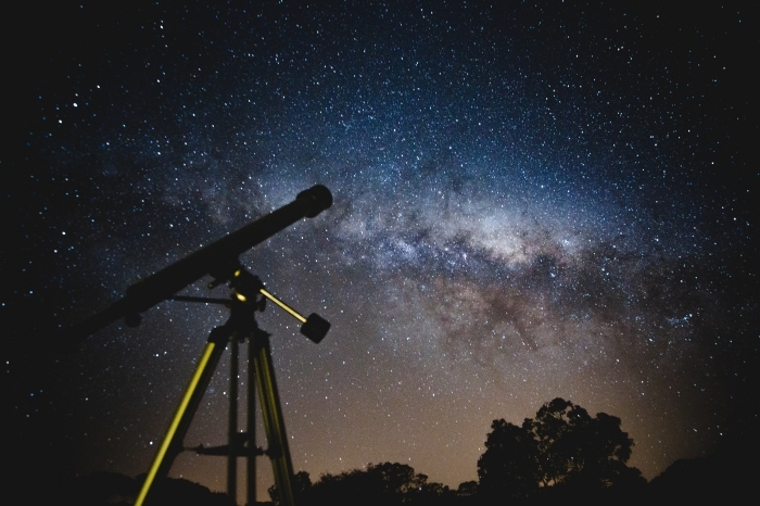 fond d écran observation de l'espace depuis télescope dans la nature sous le ciel nocturne parsemé d'étoiles