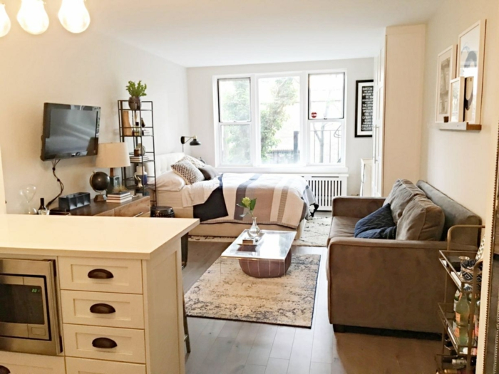 Lit double canapé gris aménagement appartement, déco de petit appartement bien aménagé