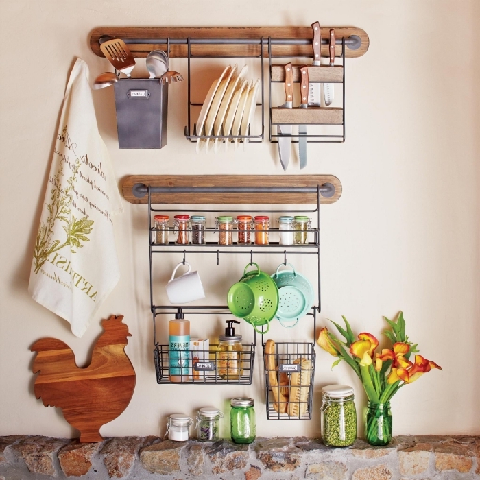 exemple comment amenager petite cuisine avec rangement mural, idée rangement DIY avec morceaux de bois et tube métal