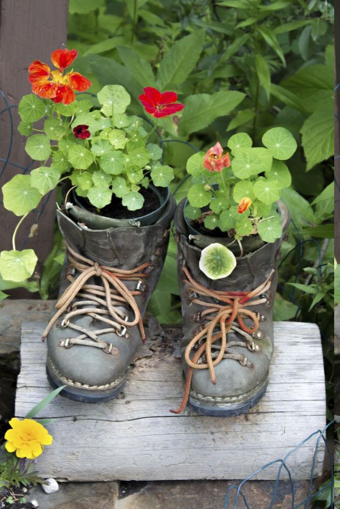 idee pour faire des bottes fleuries, cache pot diy original, idee deco jardin facile et creatif